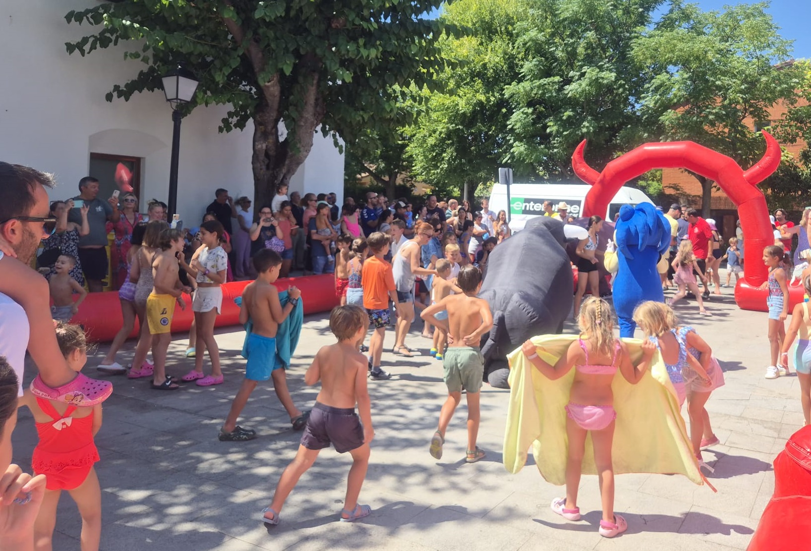 Grupo de niños detrás de un toro hinchable