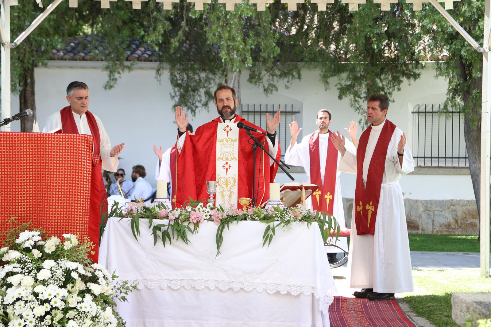 Sacerdotes en la misa en honor a Santiago Apóstol.