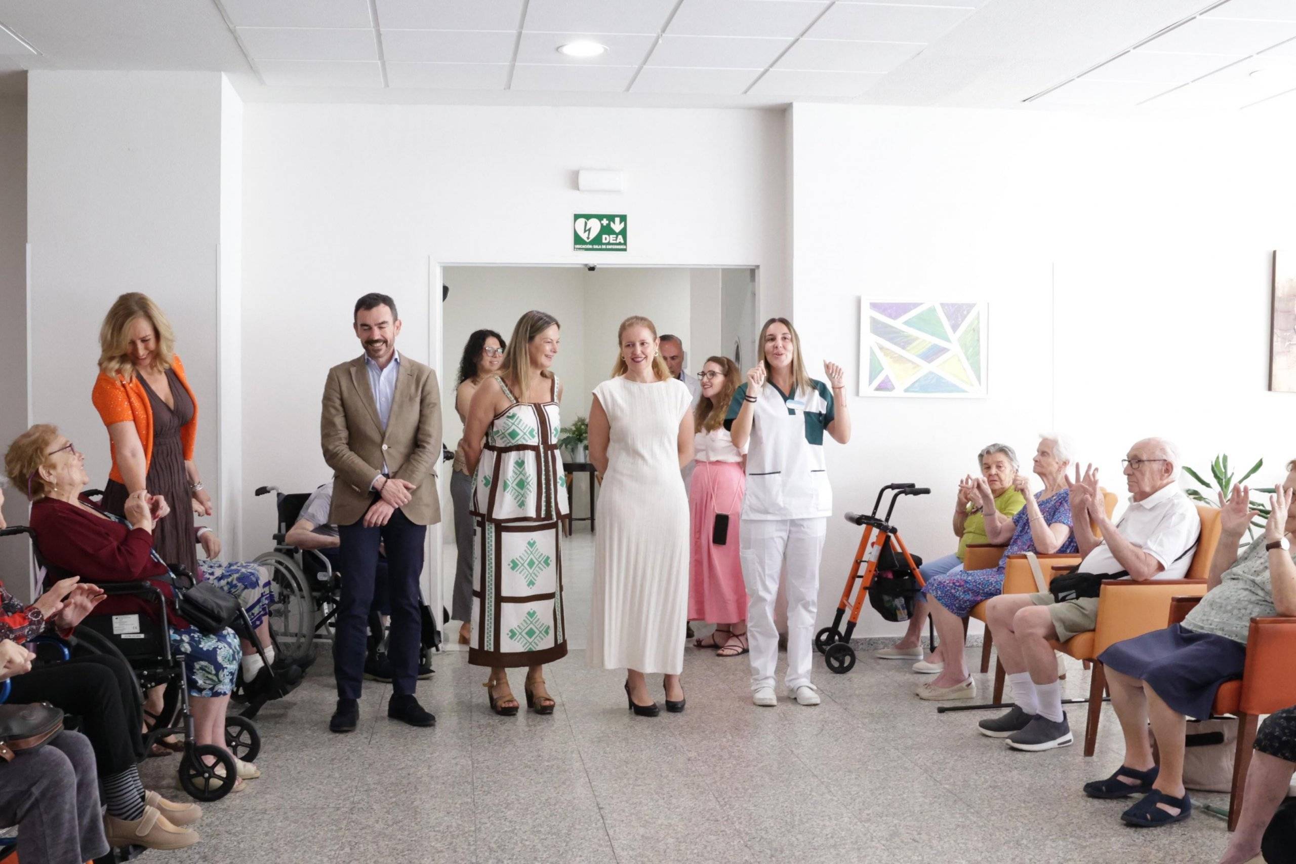 La consejera de Familia, Juventud y Asuntos Sociales y el resto de autoridades visitan la residencia Bouco Villanueva.
