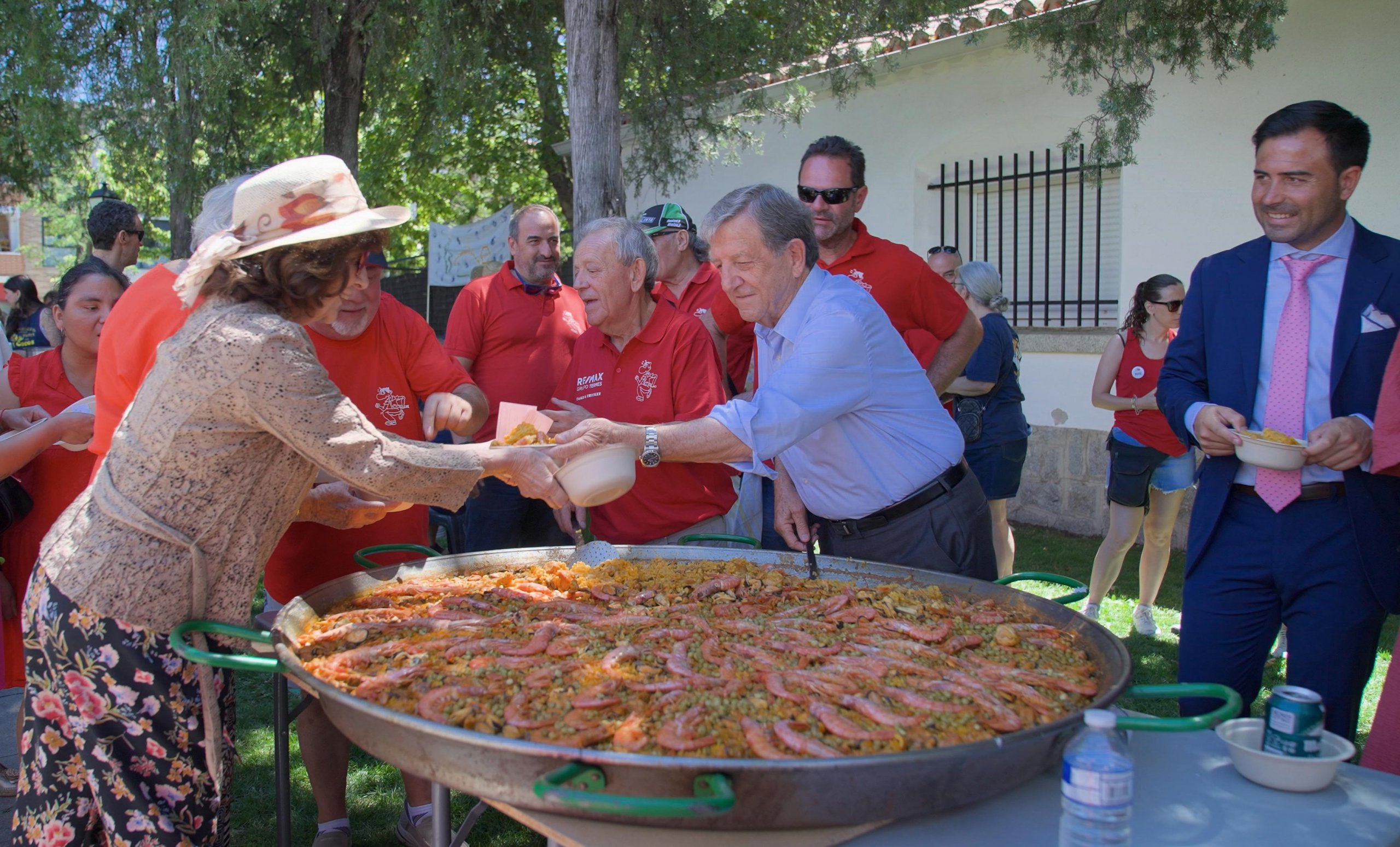El alcalde repartiendo comida con Las Katas.