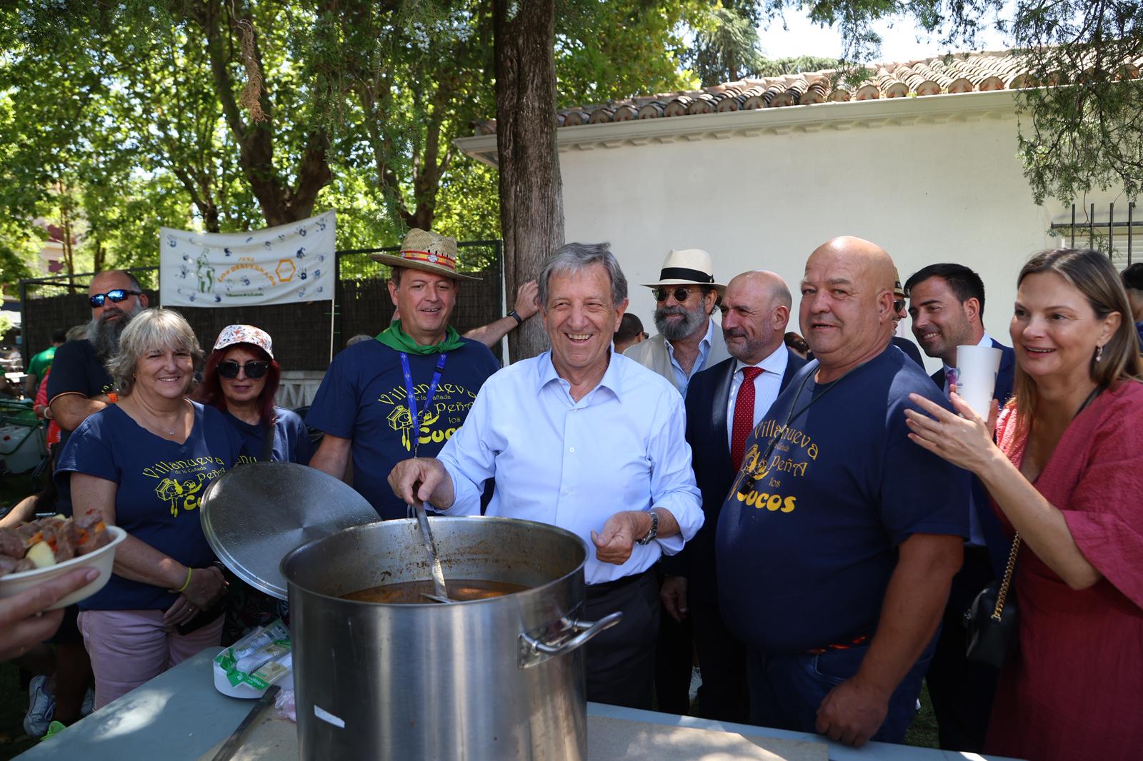 El alcalde repartiendo comida con Los Cucos.