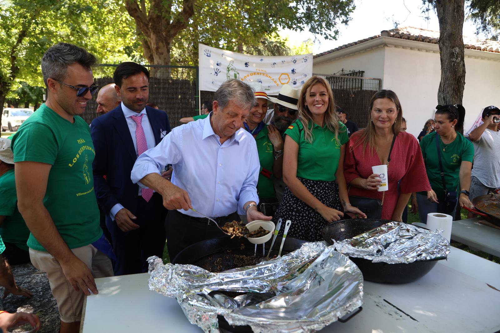 El alcalde repartiendo comida con Los Despernaos.