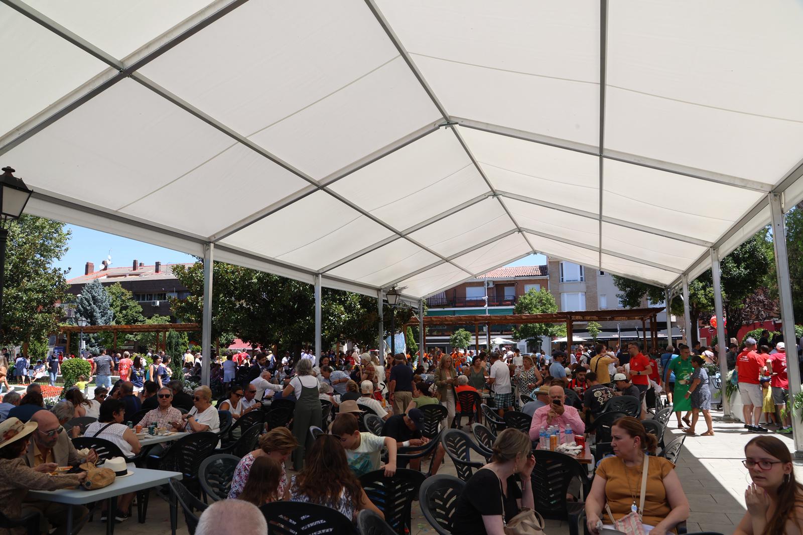 Aperitivo de las peñas en la plaza de España.