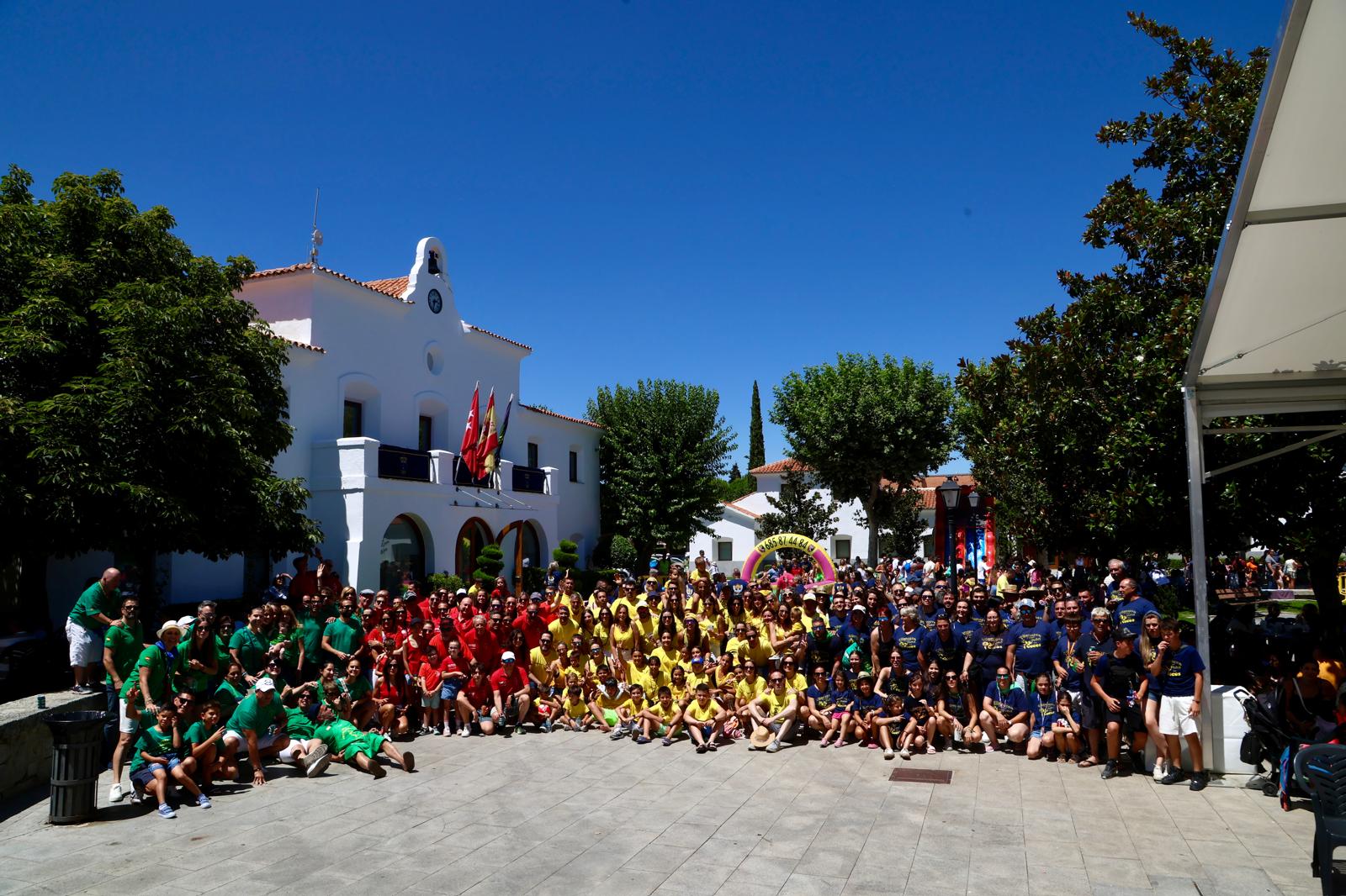 Foto de familia de las peñas en la plaza de España.
