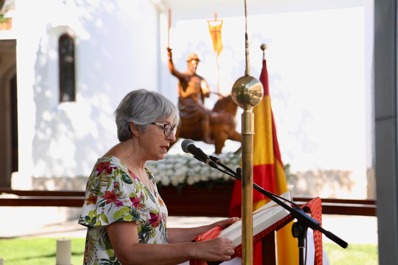 Una vecina leyendo durante la misa.