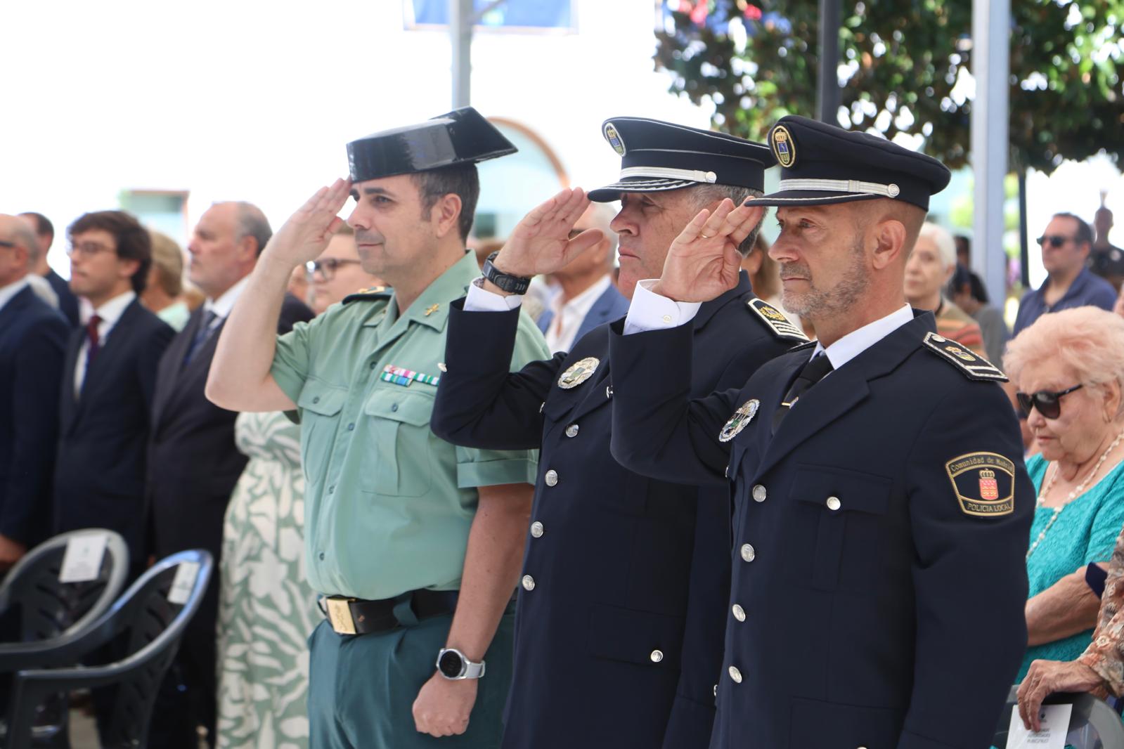 Representantes de Guardia Civil y Policía Local en la misa.