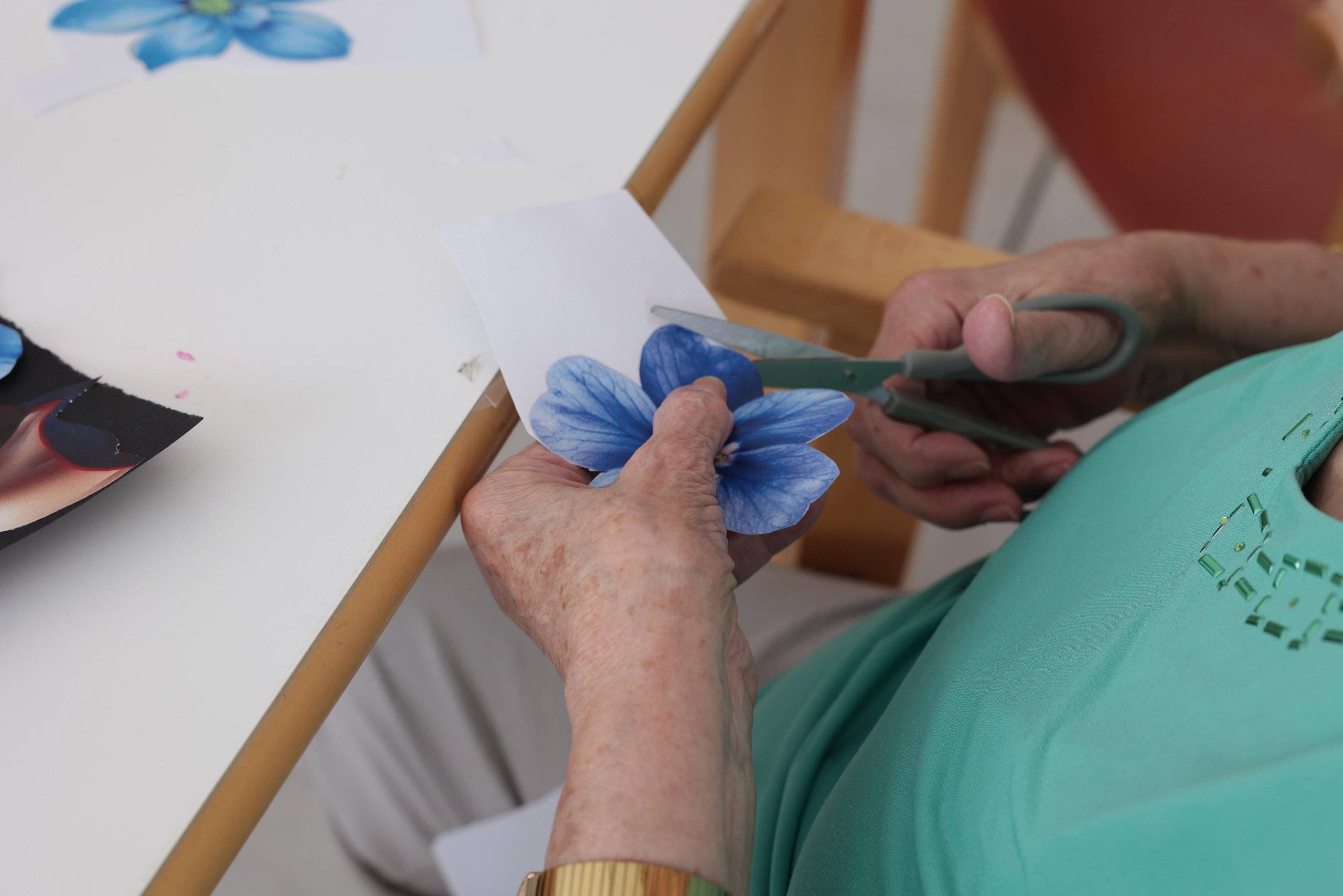 Mujer haciendo trabajos manuales.