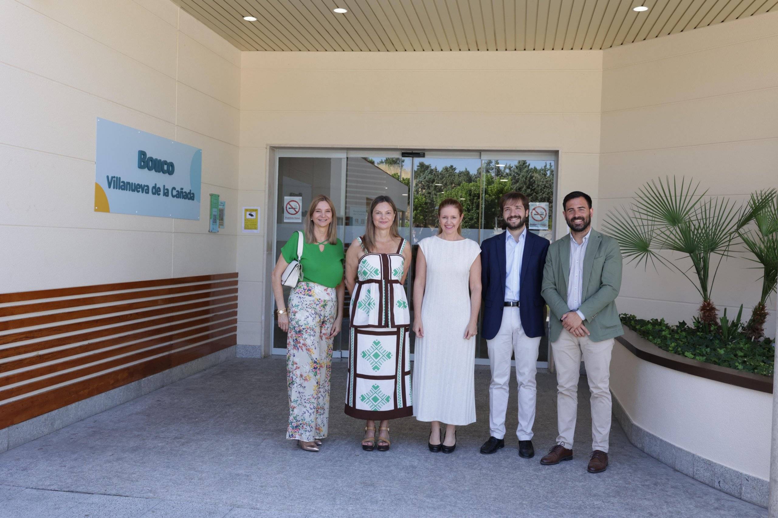 La consejera de Familia, Juventud y Asuntos Sociales junto a concejales de la Corporación Local a la entrada de la residencia Bouco.