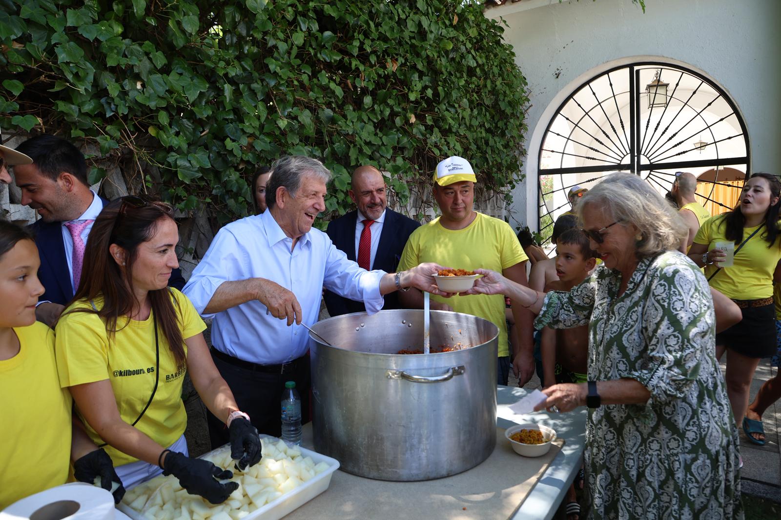 El alcalde repartiendo comida con Los Tuuusos.