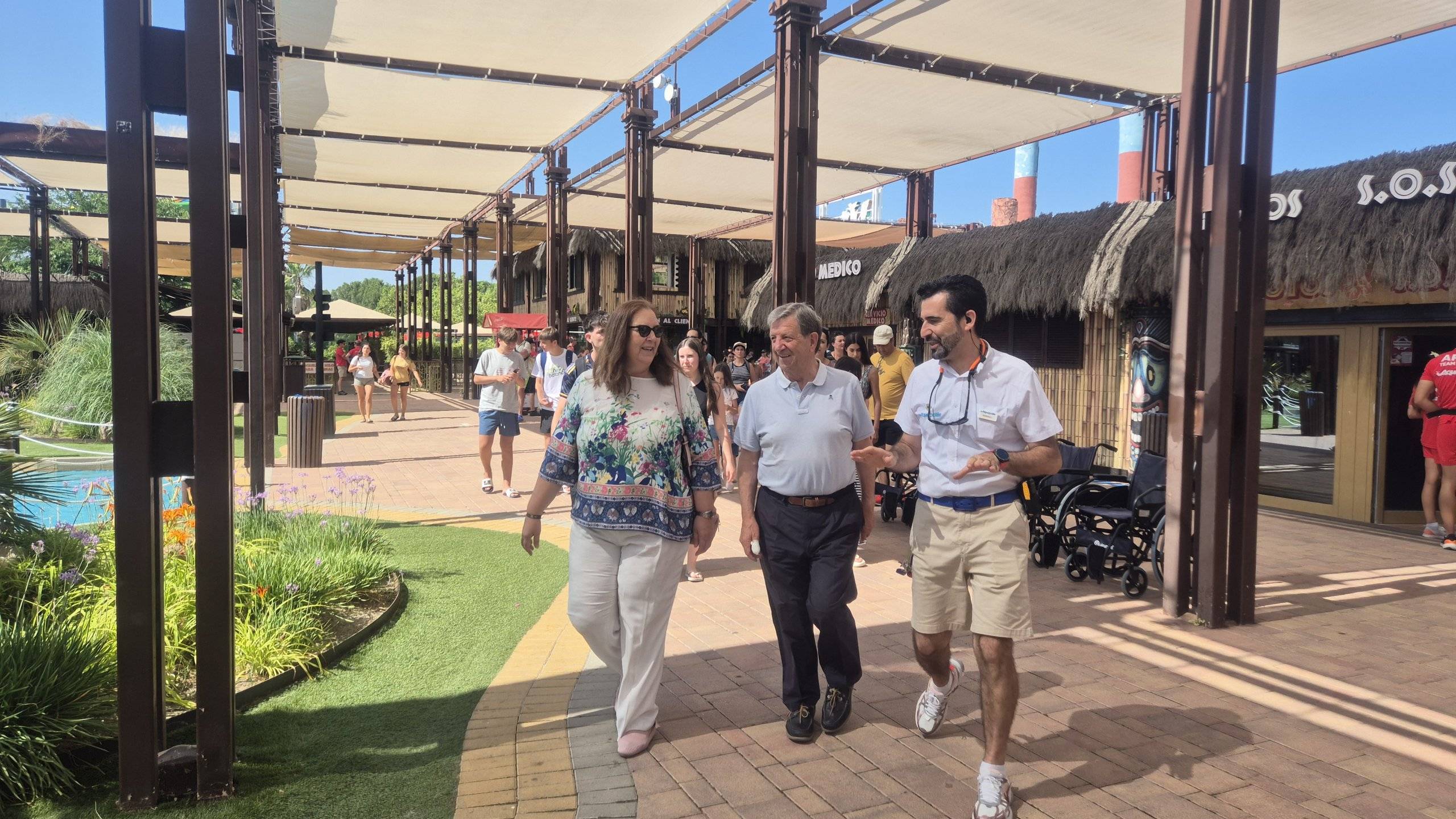 El alcalde, Luis Partida, la presidenta de la AVT, Maite Araluce, y el director de Aquopolis, Mariano Valverde, caminan junto a una delegación de la AVT en el parque acuático.