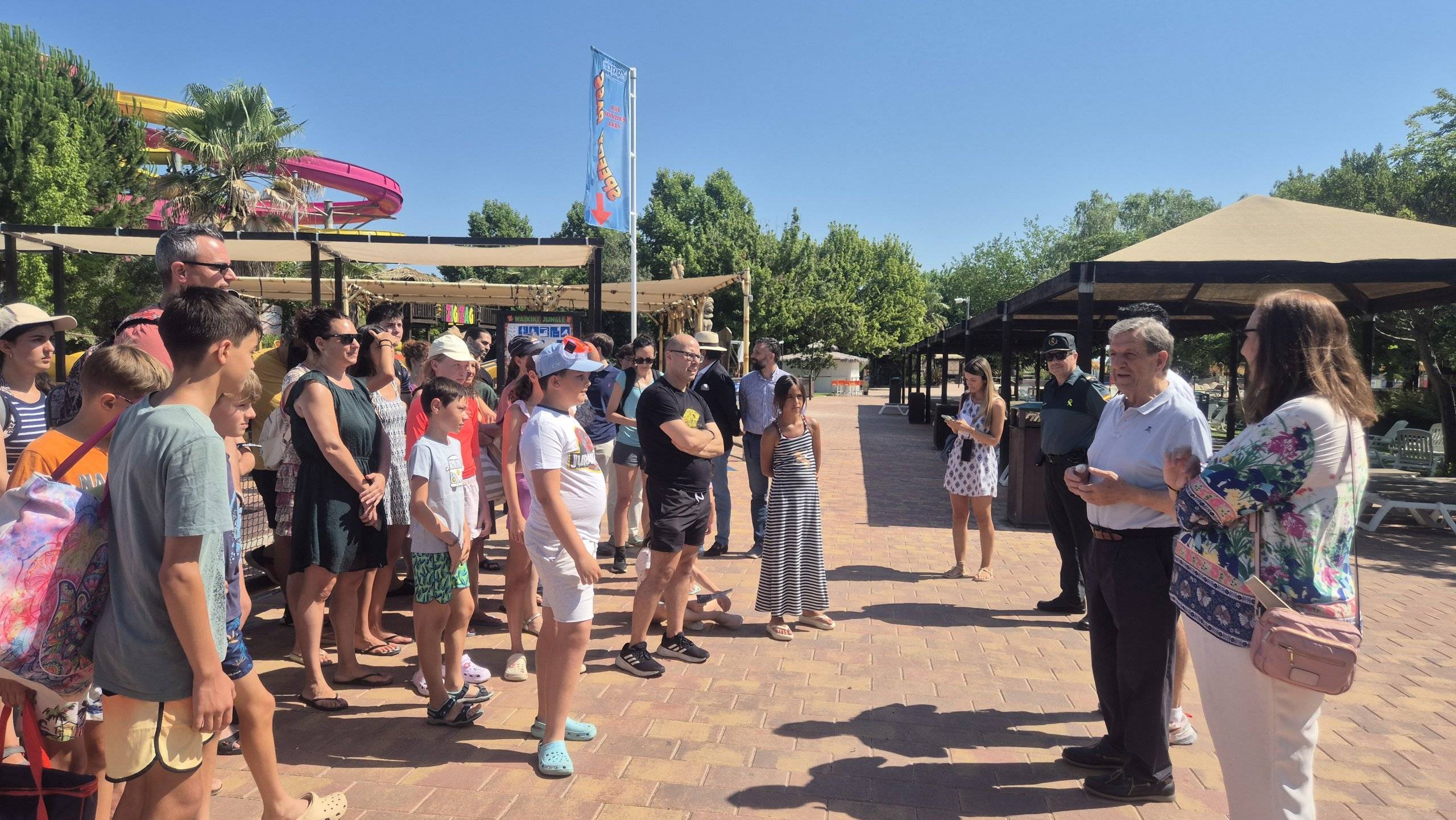El alcalde, Luis Partida, da la bienvenida a la delegación de la AVT en Aquopolis.
