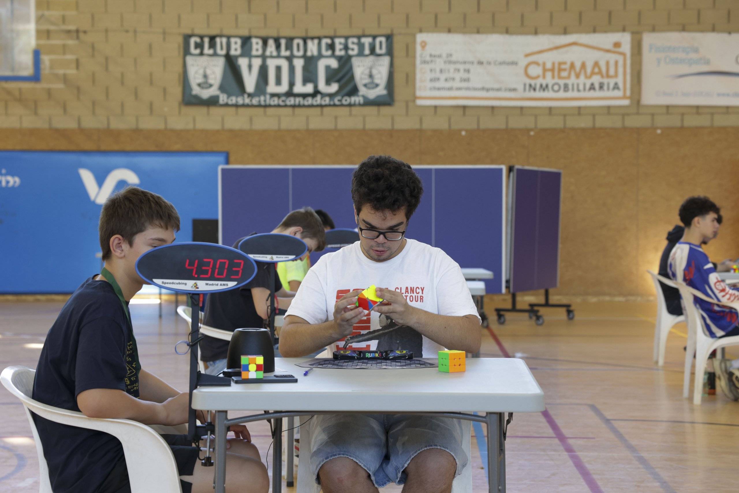 Participante en la competición de Rubik.