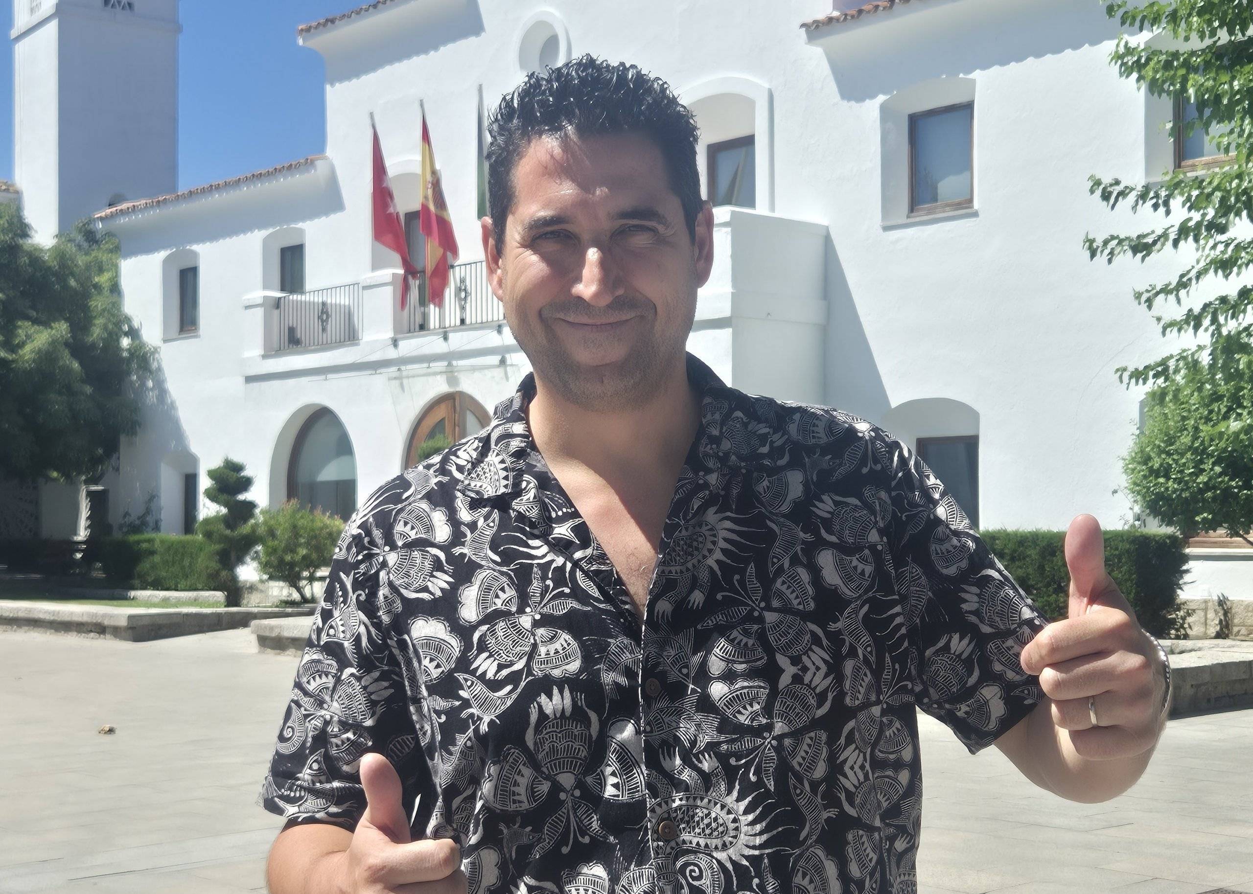 Óscar Navarro posando en la plaza de España