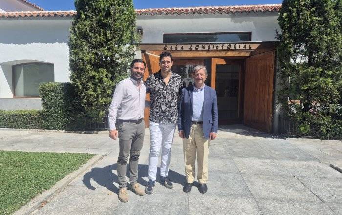 El alcalde y el concejal de Festejos, junto al compositor Óscar Navarro.