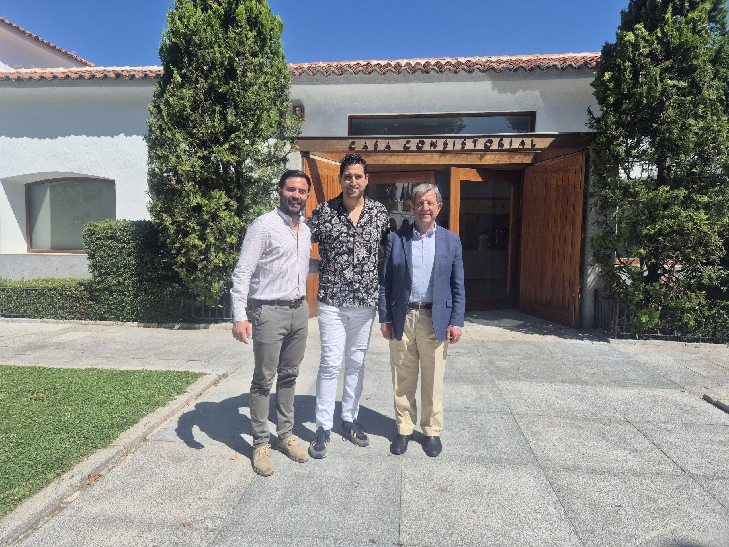 El alcalde y el concejal de Festejos, junto al compositor Óscar Navarro. El alcalde y el concejal de Festejos, junto al compositor Óscar Navarro.