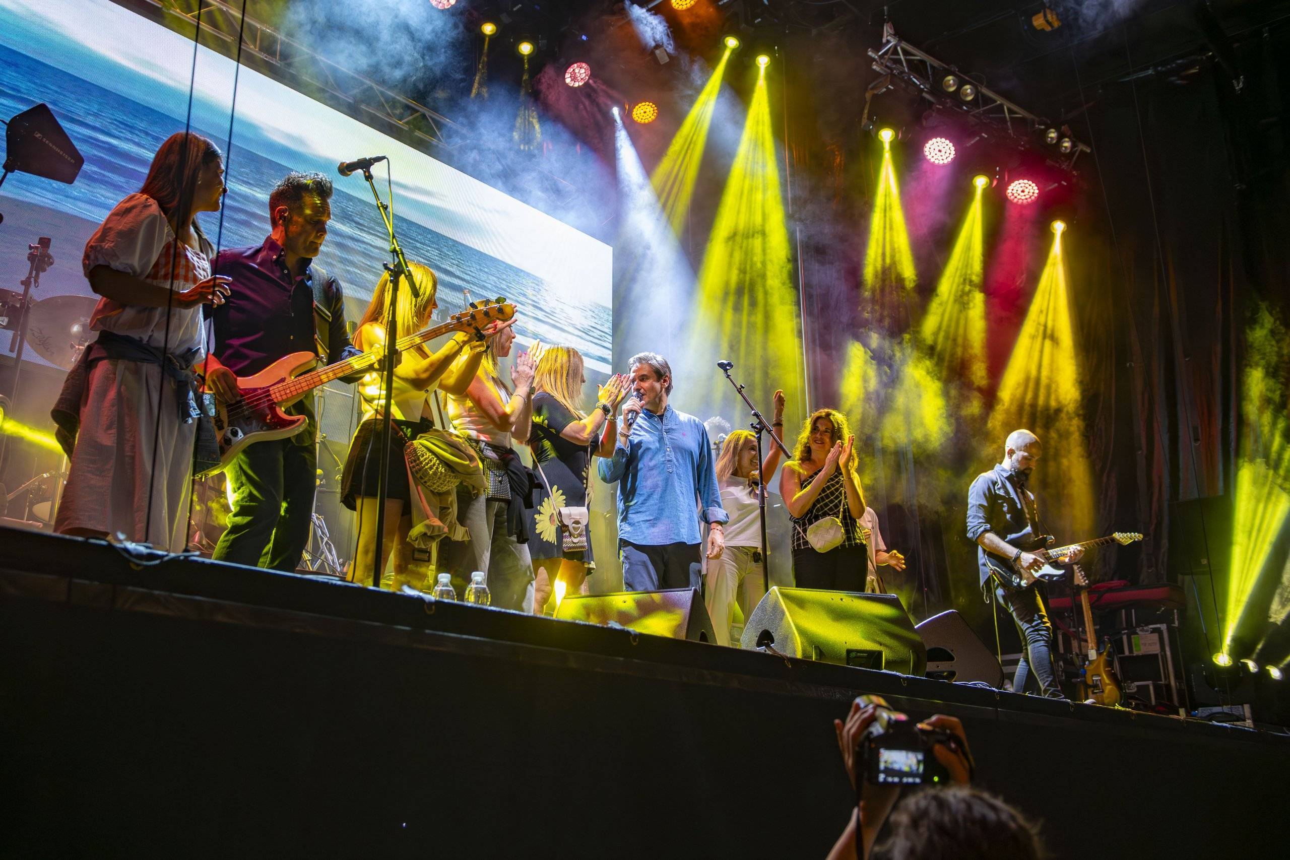 Artistas y público en un escenario