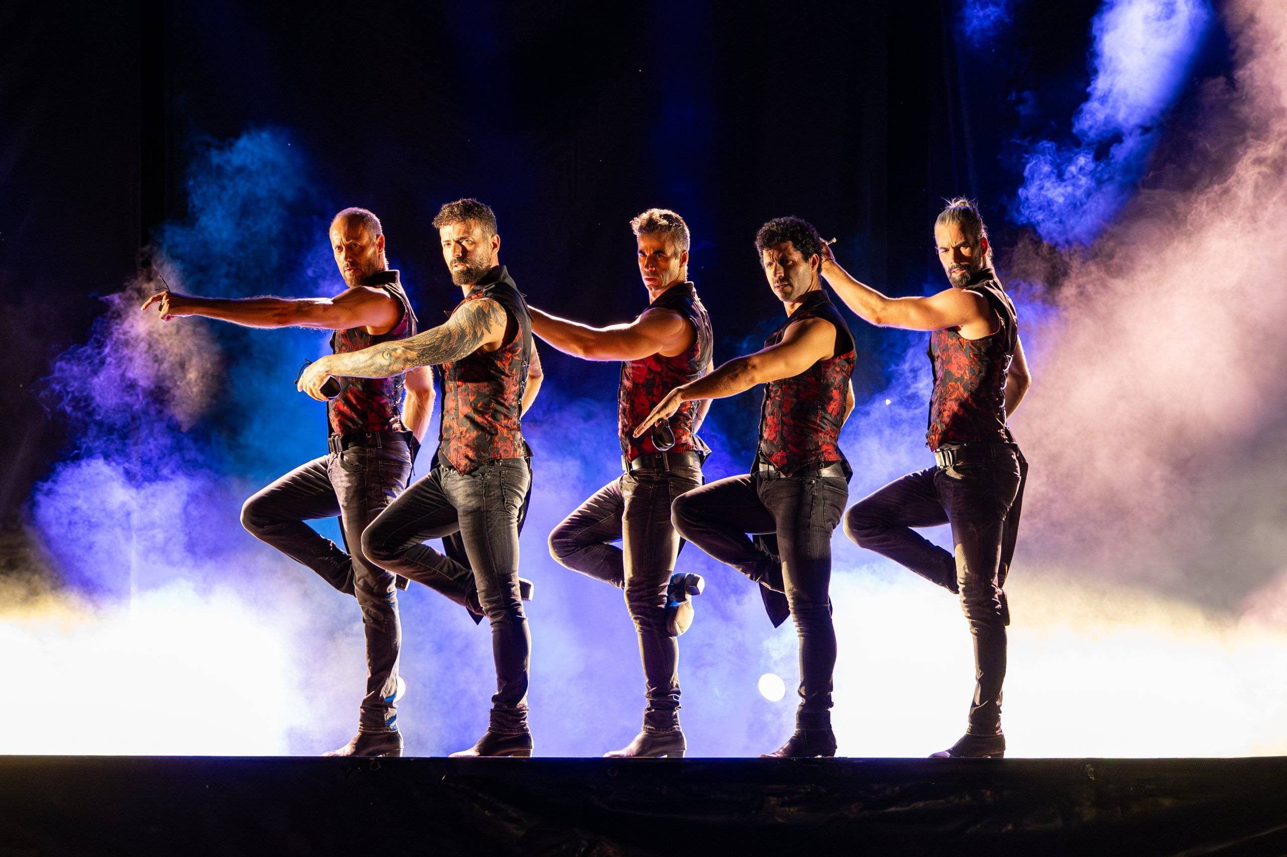 Cinco bailarines sobre el escenario