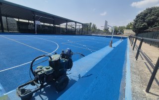 Pista deportiva tras pintarse del CEIP Santiago Apóstol.