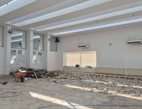 En marcha la renovación del suelo en el aula 1 del C. C. La Despernada