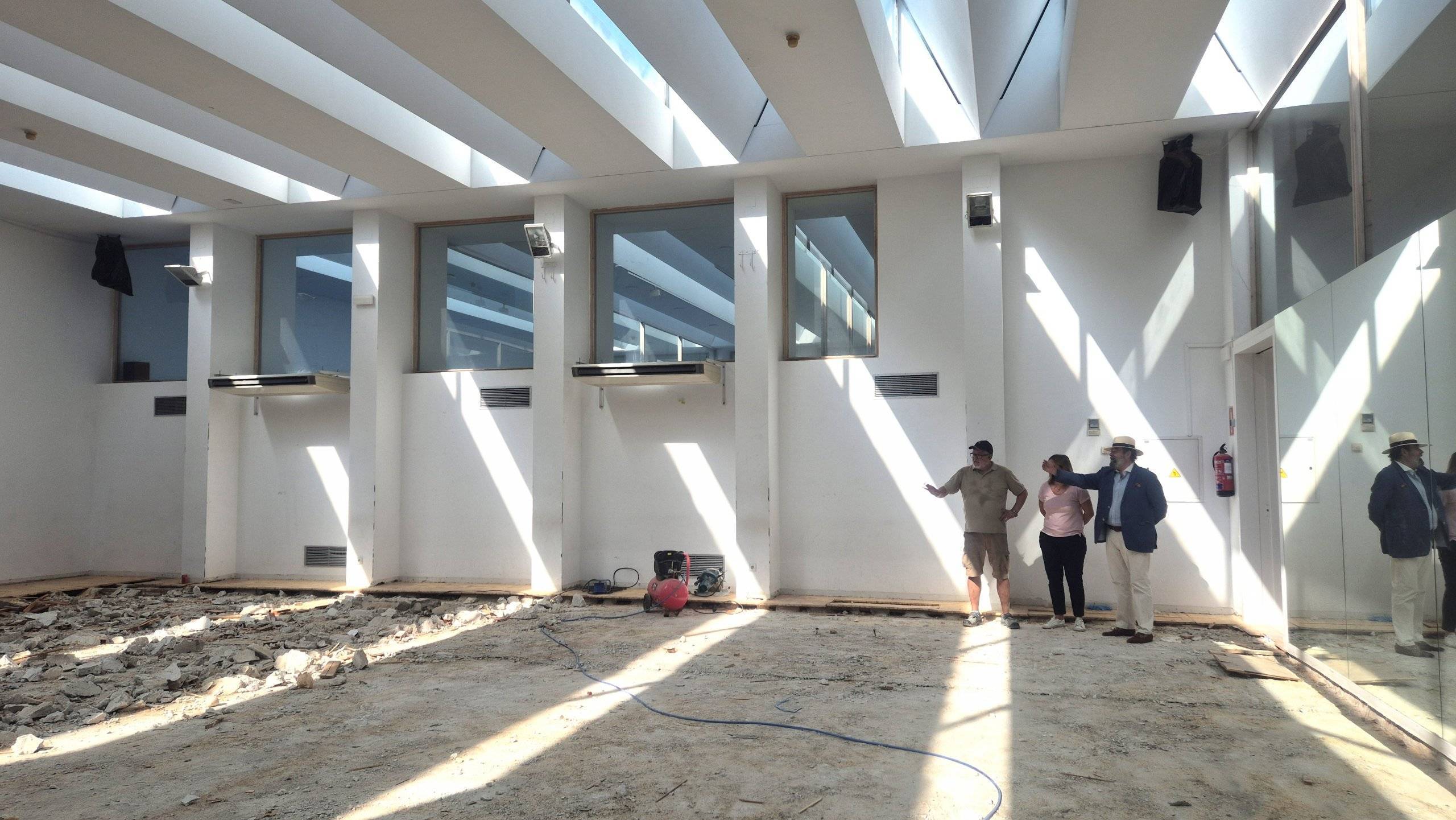 El concejal de Cultura, Fernando Agudo, durante su visita a las obras, acompañado de una técnico municipal y el encargado de los trabajos.