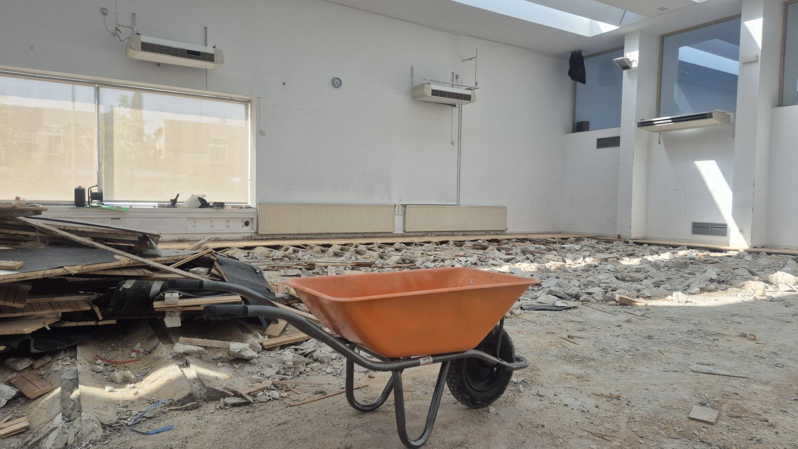 Obras en la tarima del aula 1 del C.C. La Despernada.