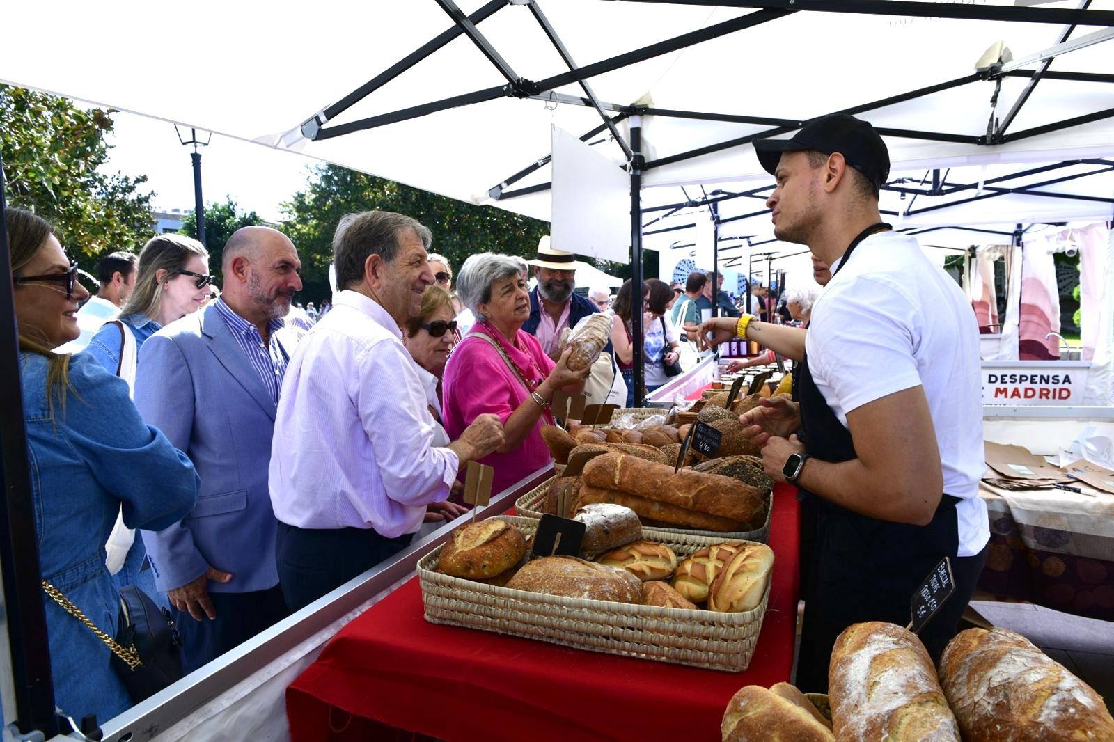 El alcalde y concejales saludando a una de las comerciantes. El alcalde y concejales saludando a una de las comerciantes.