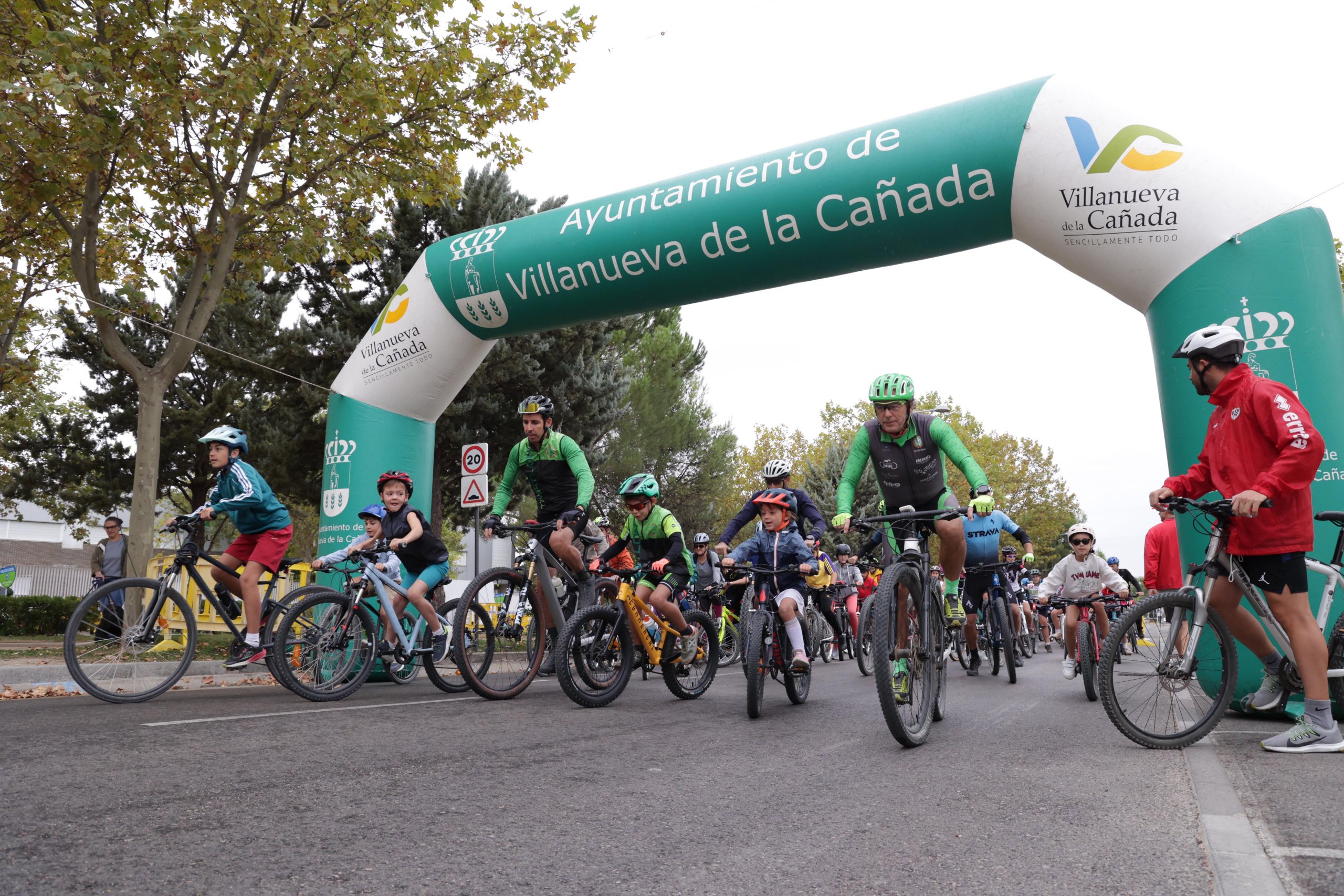 Salida de una de los circuitos de la fiesta de la bicicleta. Salida de una de los circuitos de la fiesta de la bicicleta.