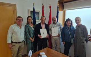 Foto de familia de la firma de convenio con el Grupo de Teatro “Talía”.