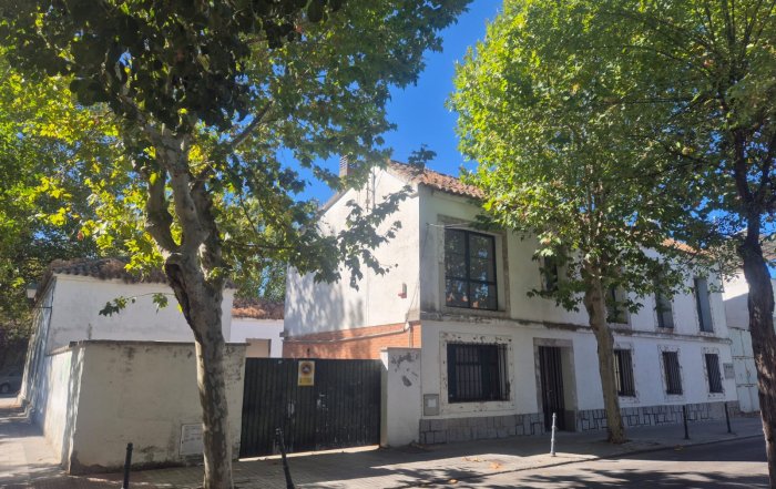 Exterior del edificio de la calle Rosales.