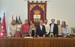 Foto de familia de la entrega de recaudación de Fiestas Patronales 2025.