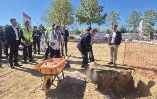 Foto del acto de colocación de la primera piedra de la sede de Cruz Roja en Villanueva de la Cañada.