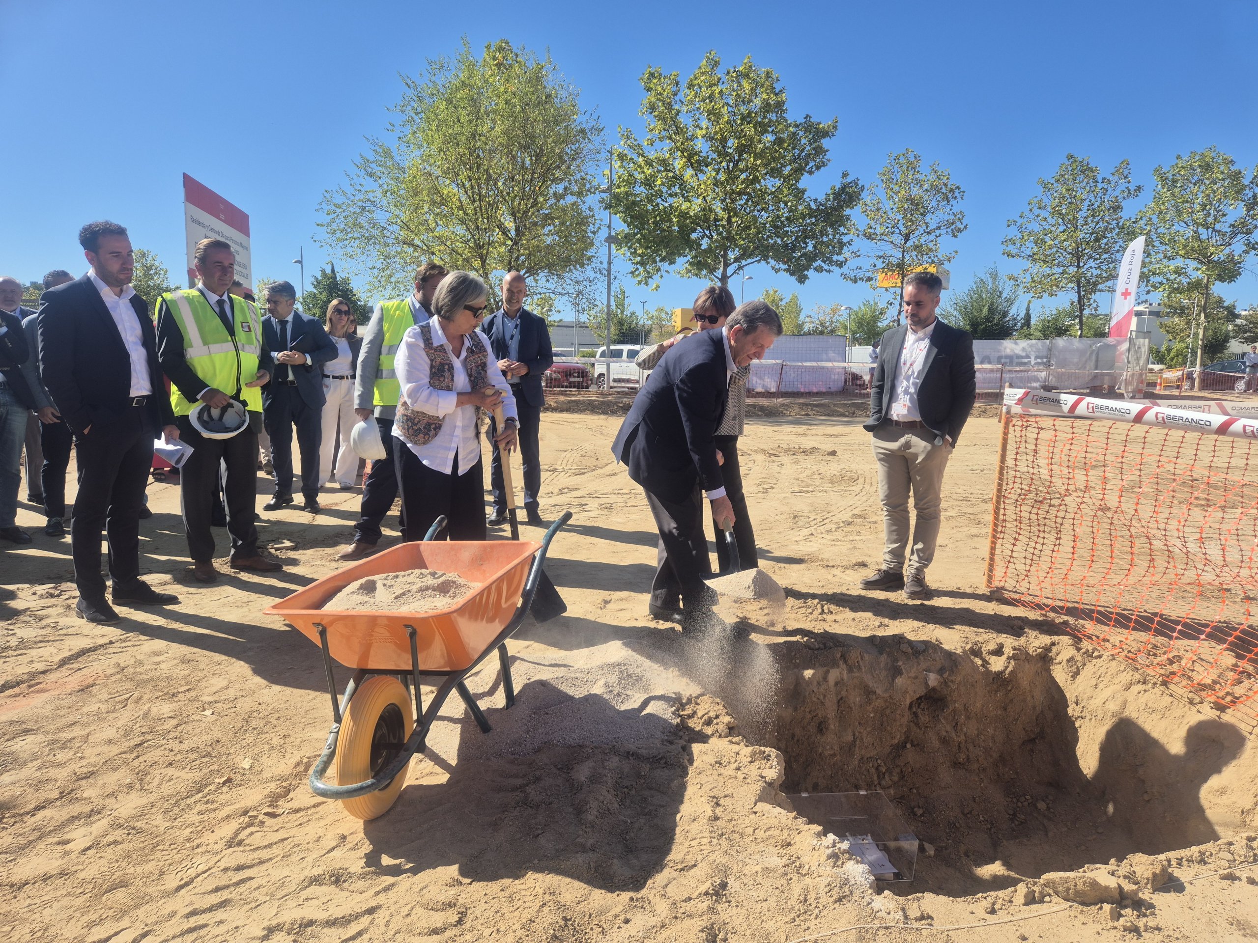 Foto del acto de colocación de la primera piedra de la sede de Cruz Roja en Villanueva de la Cañada. Foto del acto de colocación de la primera piedra de la sede de Cruz Roja en Villanueva de la Cañada.