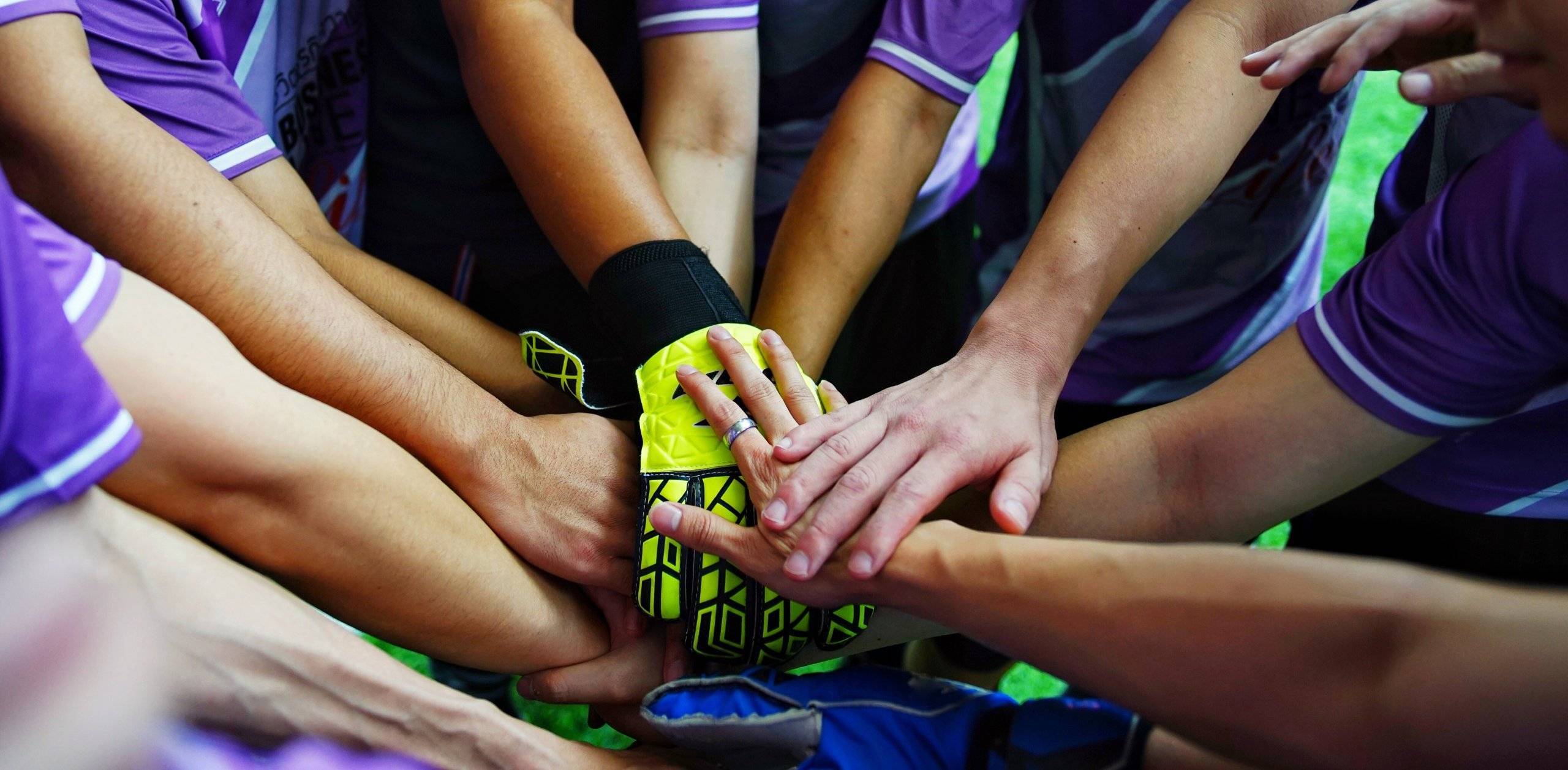 primer-plano-de-personas-que-se-toman-de-la-mano