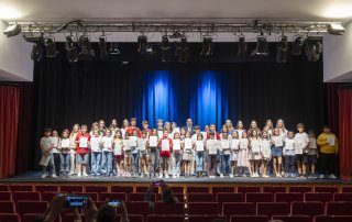 Foto de familia de la entrega de diplomas de la Escuela Municipal de Inglés.