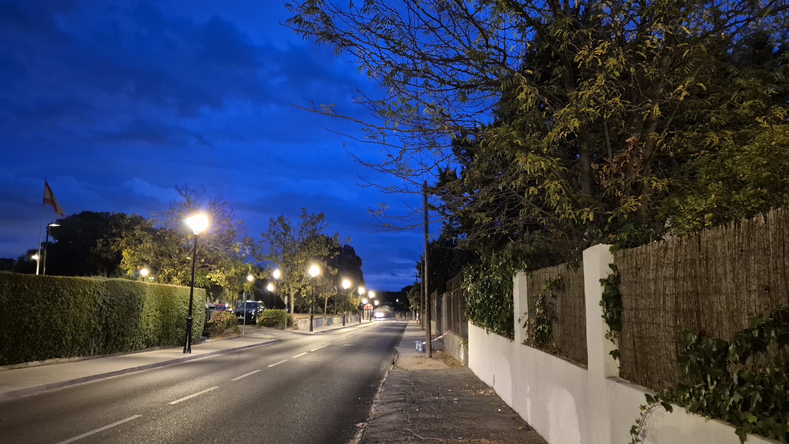 Calle de La Raya del Palancar iluminada.