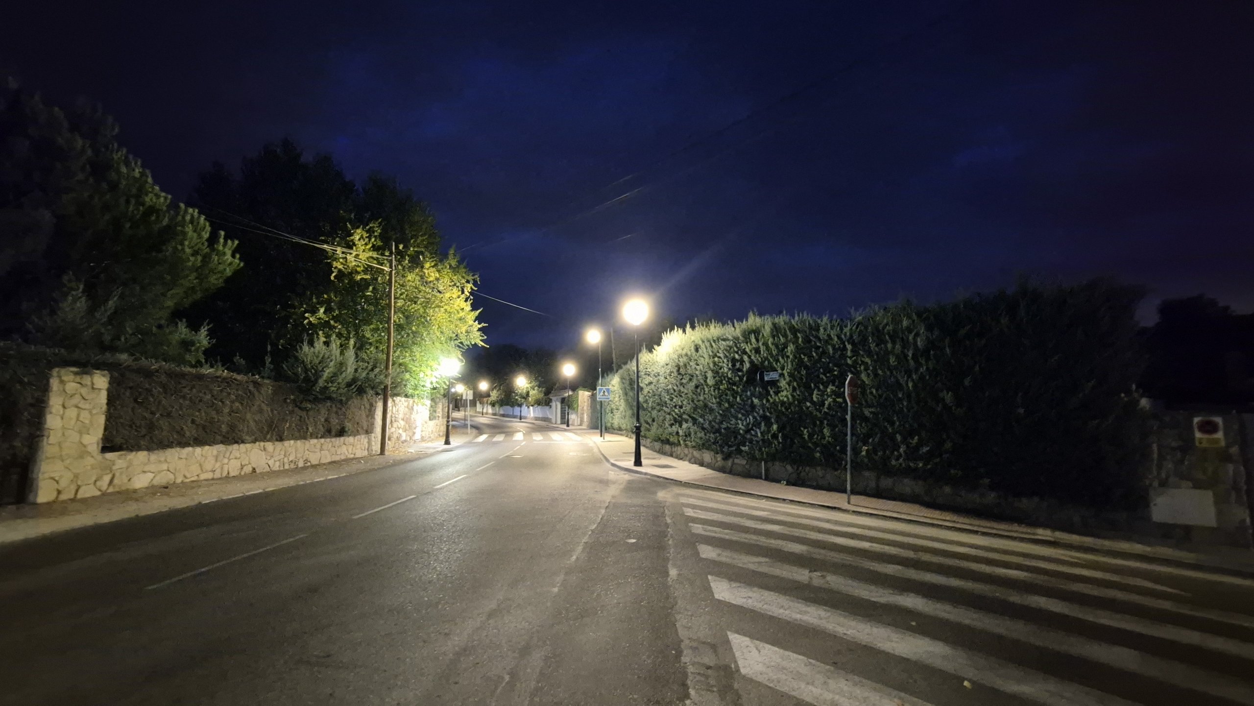 Calle de La Raya del Palancar iluminada.
