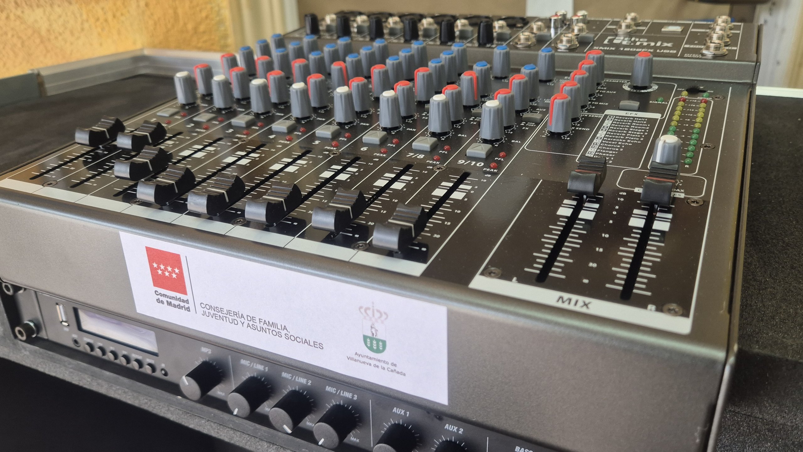 Equipo de sonido en el espacio dedicado a los jóvenes en el Polideportivo Municipal Santiago Apóstol.