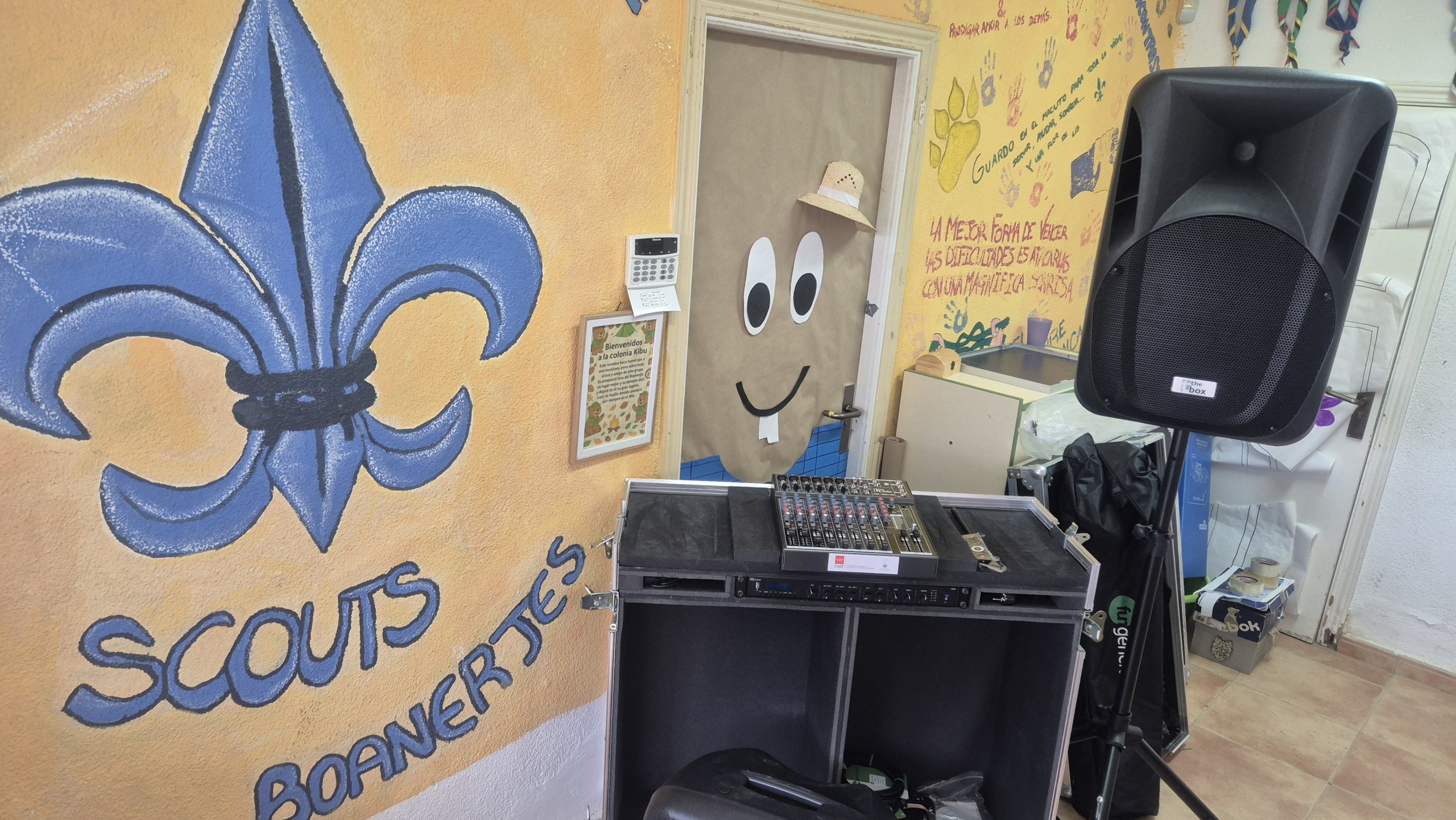 Equipo de sonido en el espacio dedicado a los jóvenes en el Polideportivo Municipal Santiago Apóstol.