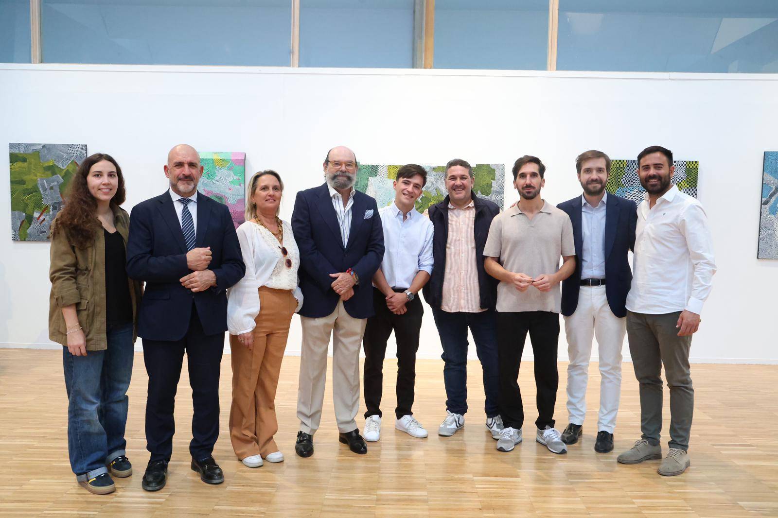 Concejales junto a los artistas.