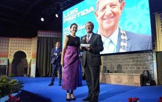 El alcalde, Luis Partida, recibe el premio de manos de la presidenta de la Comunidad de Madrid, Isabel Natividad Díaz Ayuso.