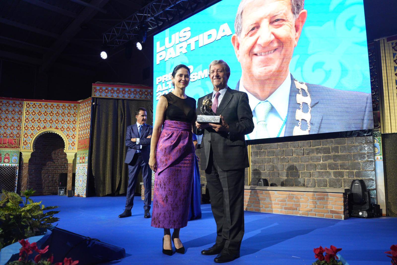 El alcalde, Luis Partida, recibe el premio de manos de la presidenta de la Comunidad de Madrid, Isabel Natividad Díaz Ayuso. El alcalde, Luis Partida, recibe el premio de manos de la presidenta de la Comunidad de Madrid, Isabel Natividad Díaz Ayuso.