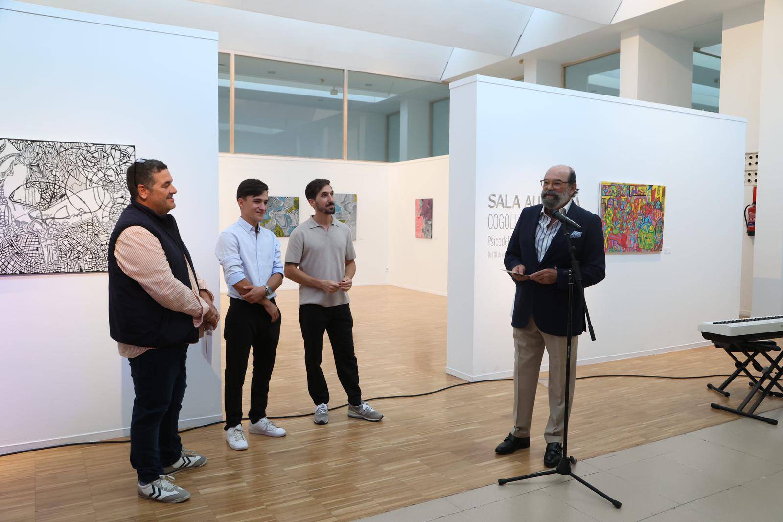 El concejal de Cultura con los artistas.