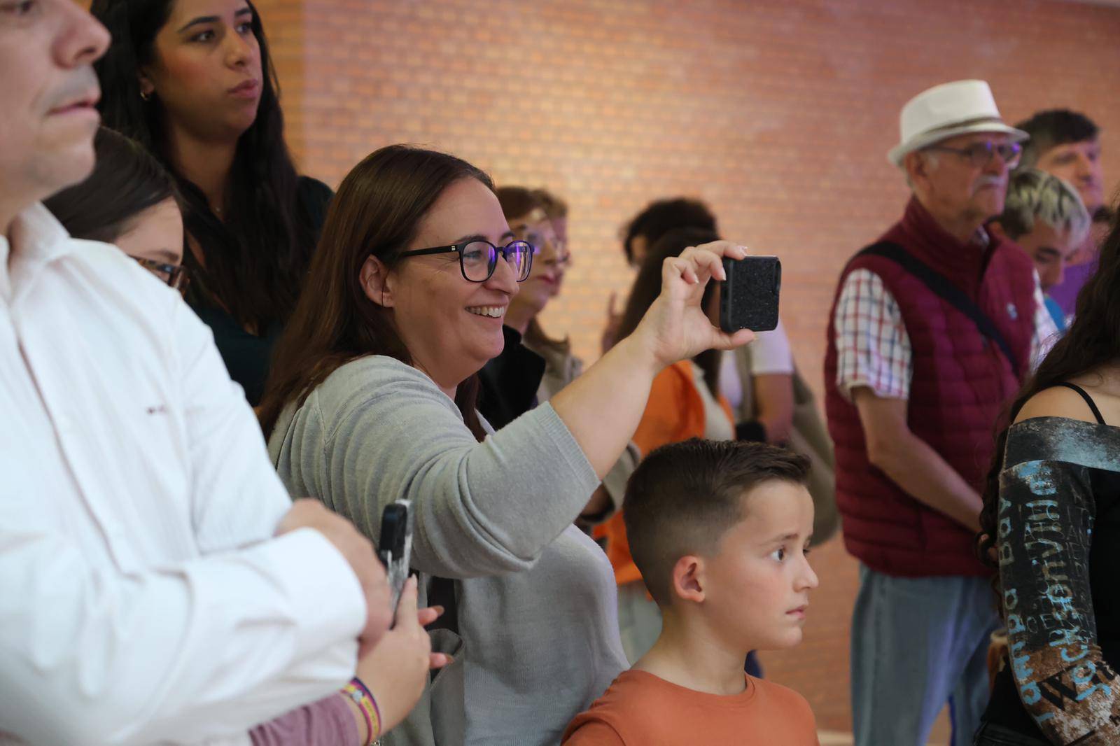 Asistentes al acto durante la inauguración de las exposiciones.