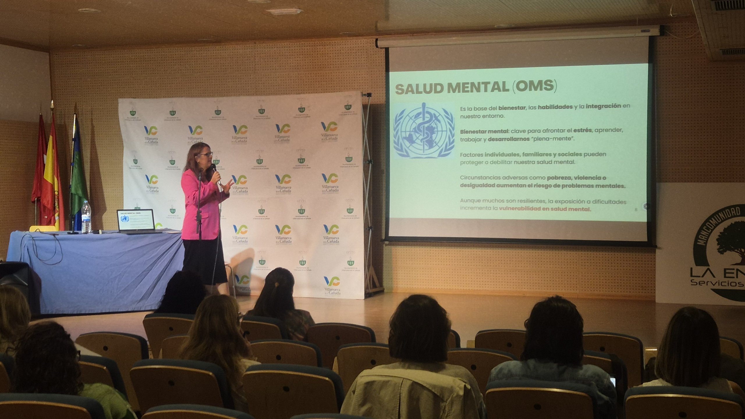 La ponente, Paloma Sainz, explica una de las diapositivas durante su intervención.