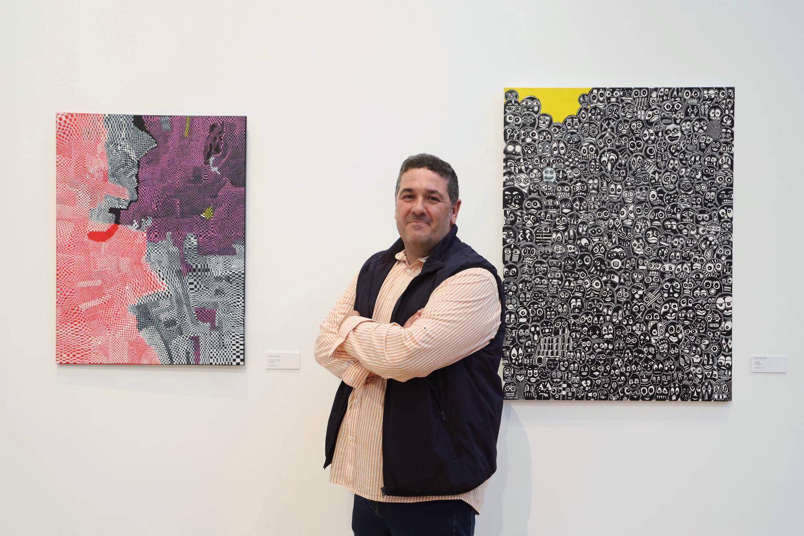 El artista Raúl Cogolludo junto a dos de sus obras.