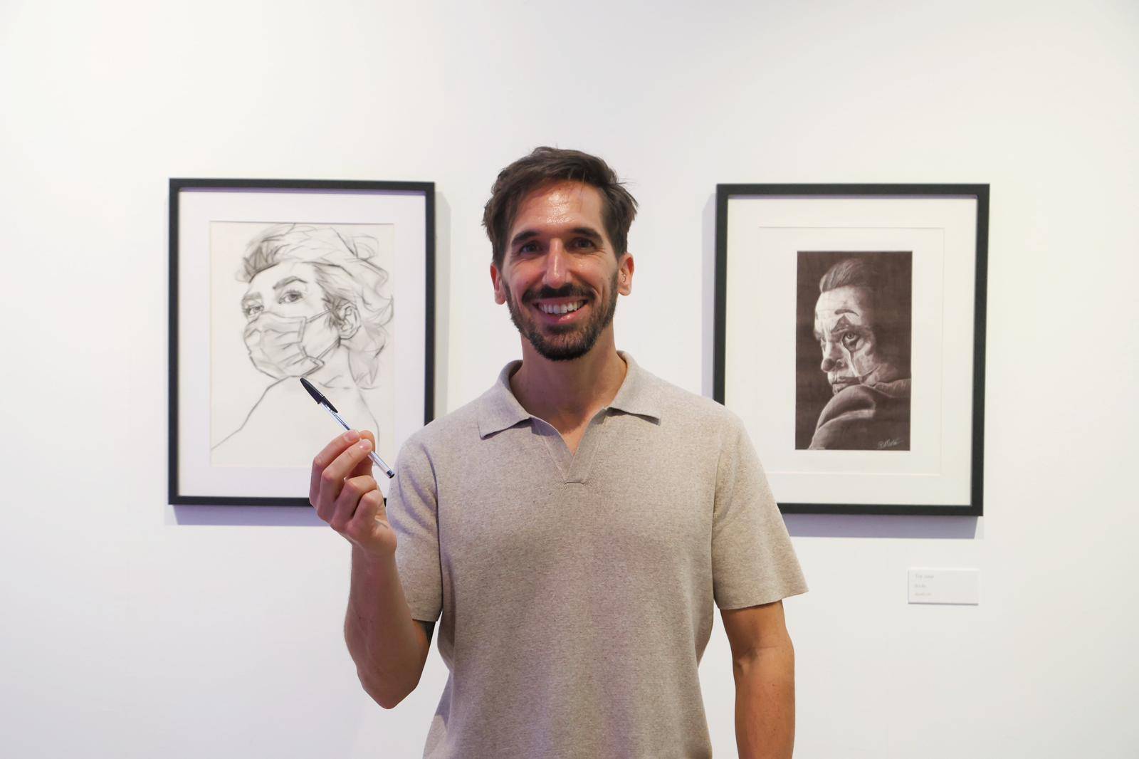 Borja Martín junto a dos de sus obras.