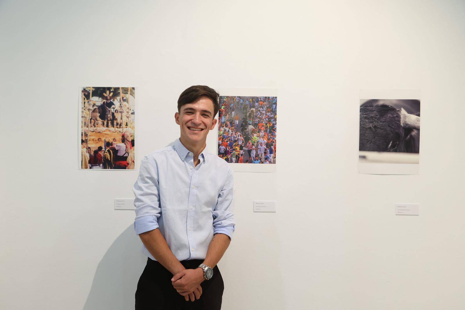El artista Marcos León junto a sus fotografías.