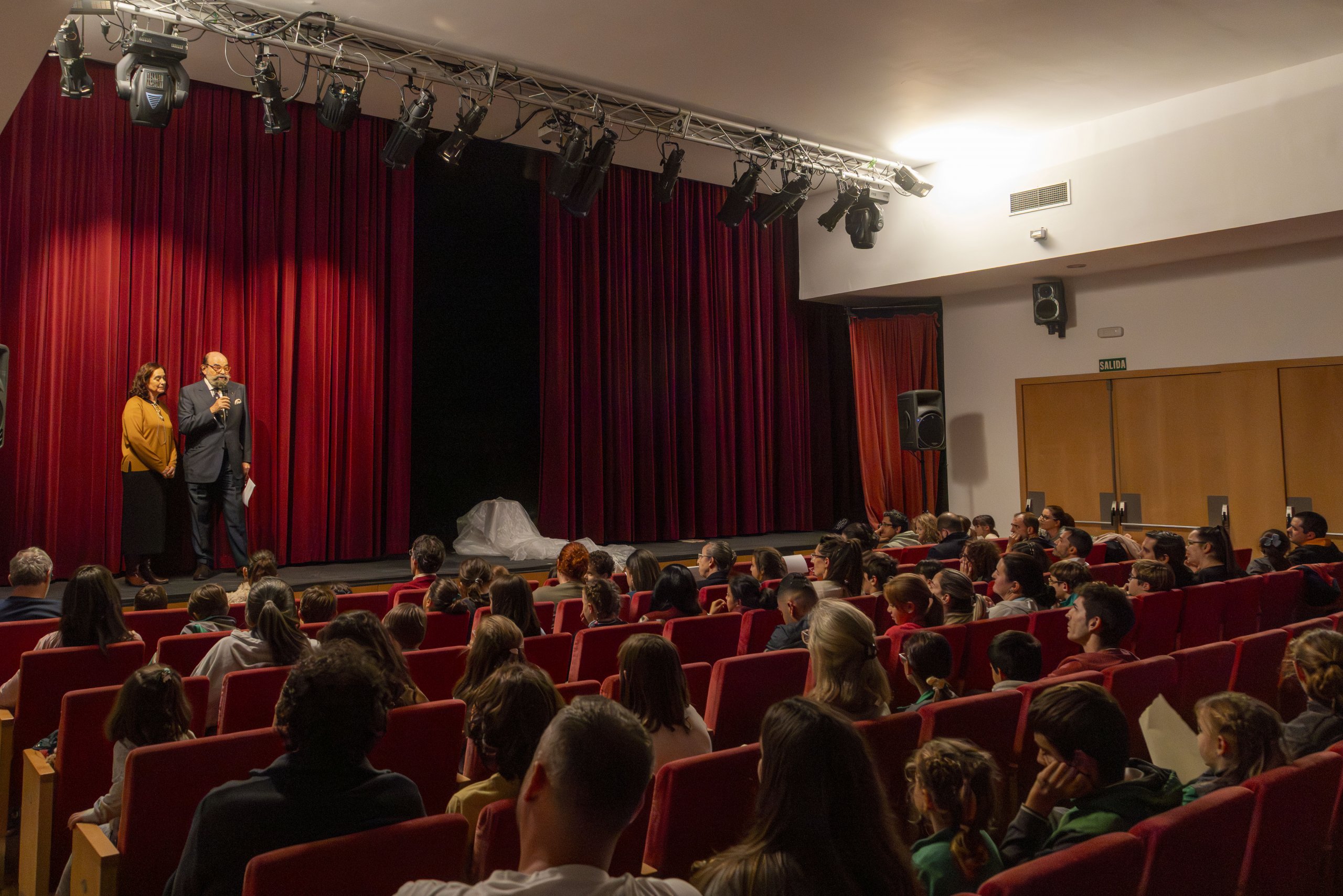 El concejal de Cultura y la directora de la Biblioteca Municipal, durante el acto de entrega de regalos a los participantes del Pasaporte Lector.