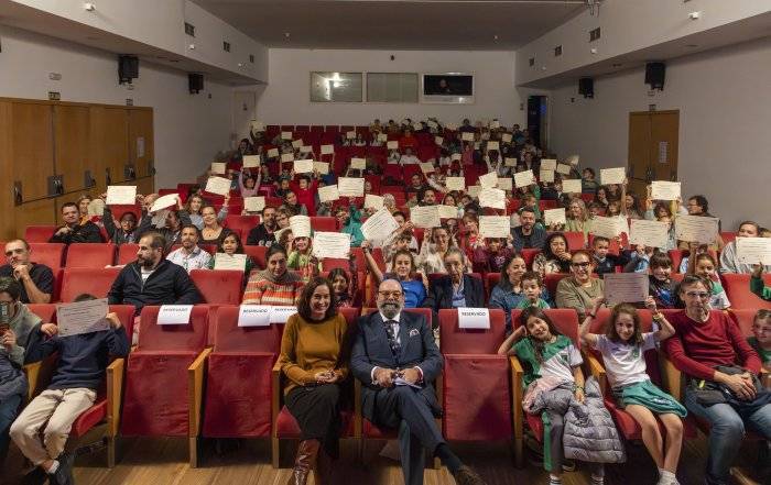 Foto de familia de los participantes en el "Pasaporte Lector", junto al concejal de Cultura y la directora de la Biblioteca.