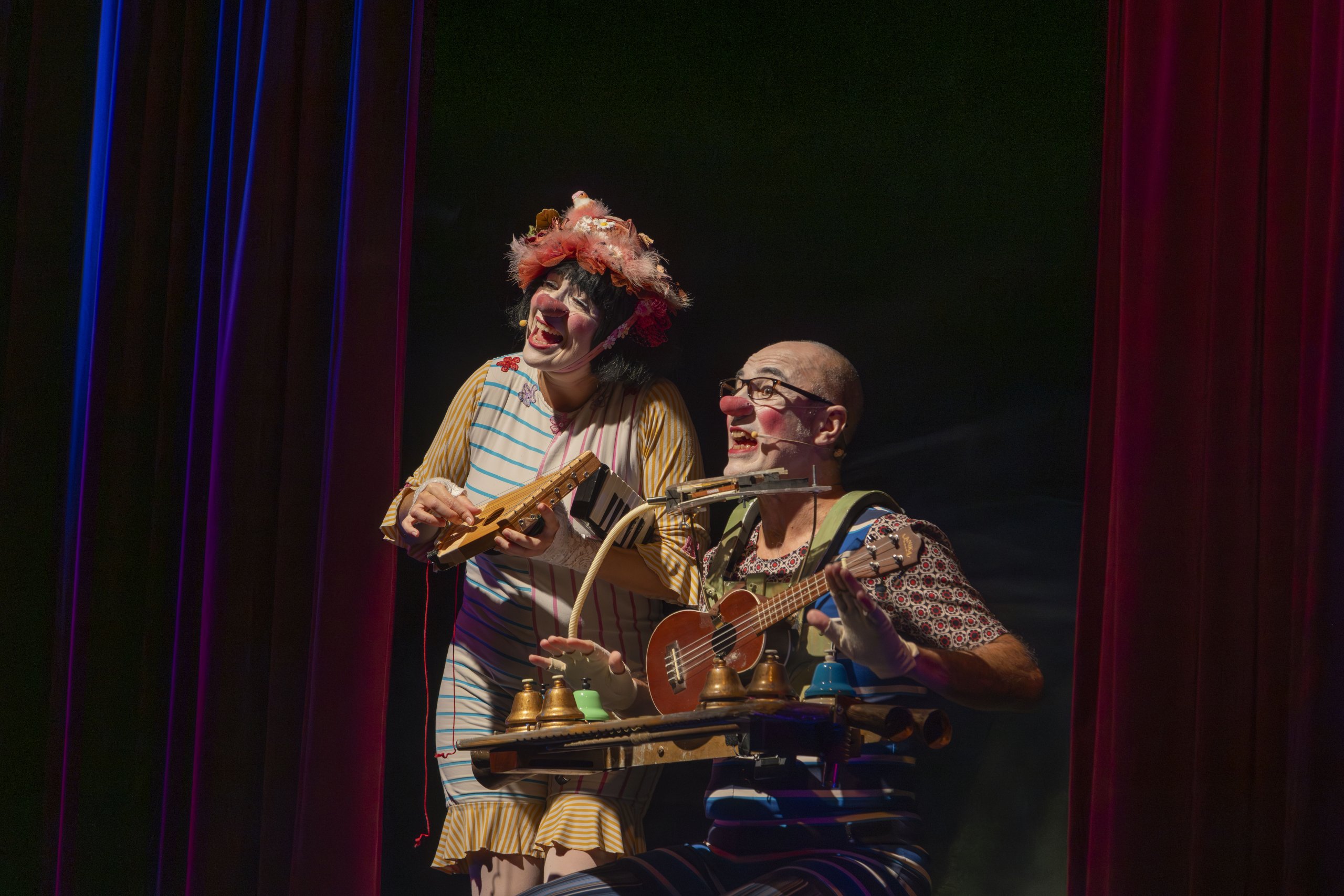 Momento de la representación teatral, durante el acto de entrega de regalos a los participantes del "Pasaporte Lector".